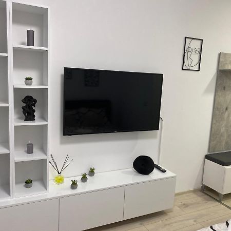 Monica Studio Onesti Bagian luar foto