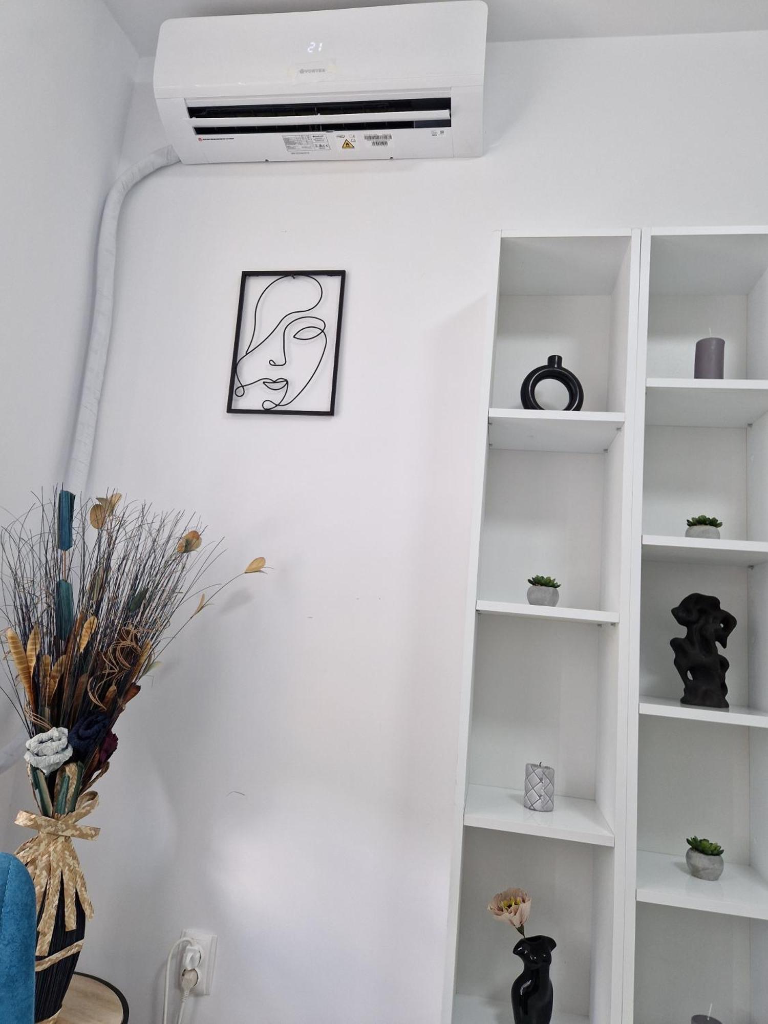 Monica Studio Onesti Bagian luar foto
